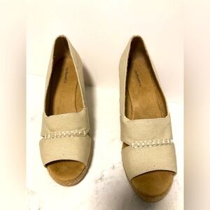 Bass wedge espadrilles. Beige. Size 8.5 M
Peep toe. 3 inch wedge. Never worn